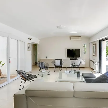 度假居 Elegant With A Pool